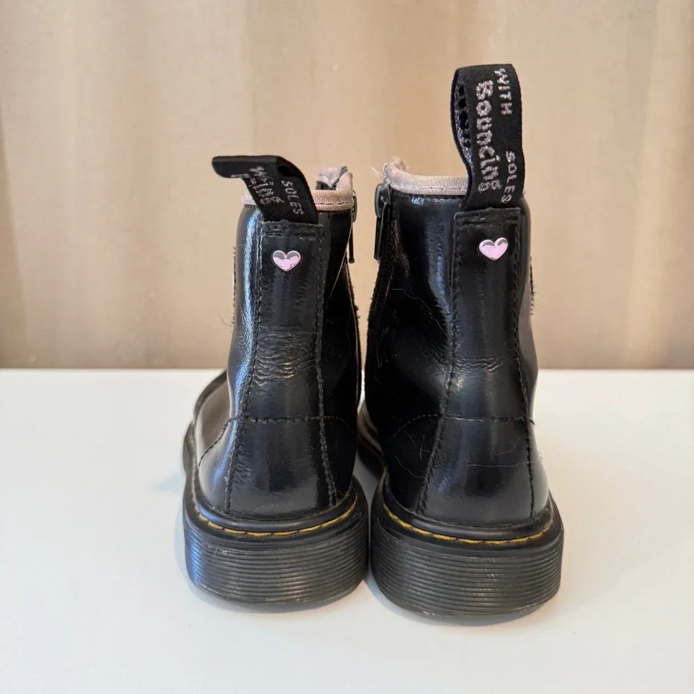 Dr.‎ Martens 1460 Delaney Black Patent Leather Pink Heart Boots Kids Zip Combat